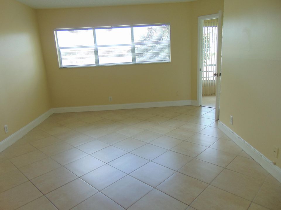 For Rent: $1,700 (1 beds, 1 baths, 969 Square Feet)
