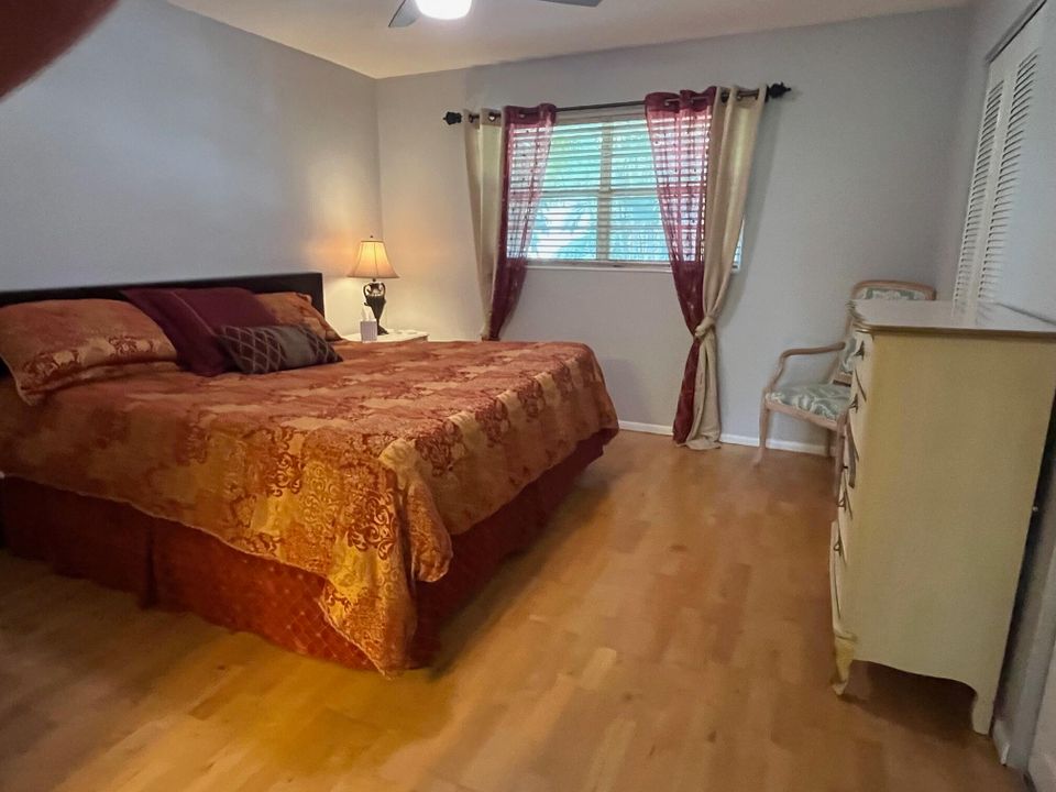 For Sale: $199,000 (2 beds, 2 baths, 990 Square Feet)