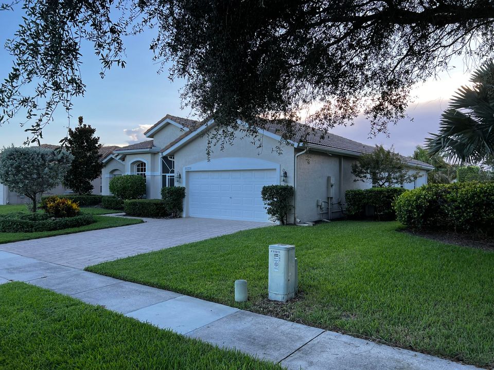 For Sale: $825,000 (4 beds, 3 baths, 2595 Square Feet)