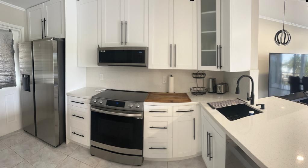 For Rent: $2,895 (2 beds, 2 baths, 1100 Square Feet)