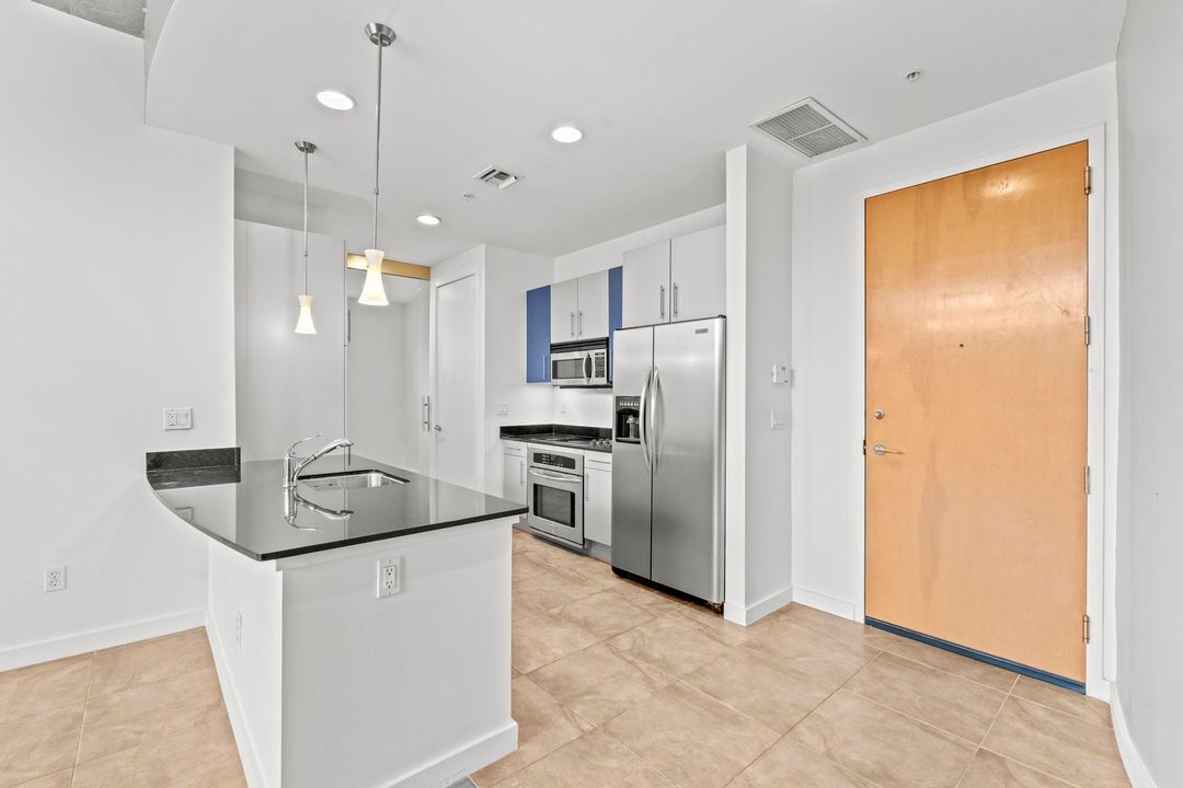 For Sale: $620,000 (1 beds, 1 baths, 1043 Square Feet)