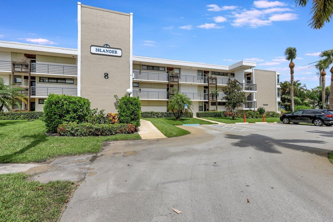 For Sale: $360,000 (2 beds, 2 baths, 1001 Square Feet)