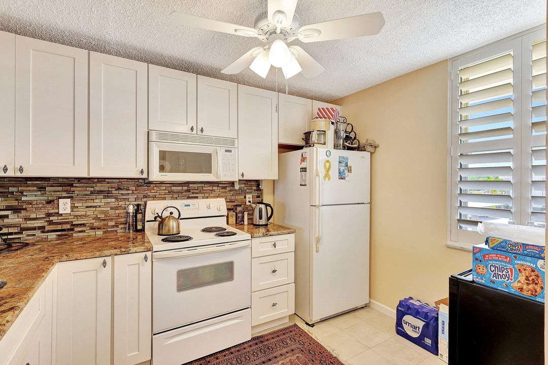 For Sale: $360,000 (2 beds, 2 baths, 1001 Square Feet)