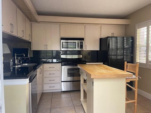 For Sale: $328,000 (2 beds, 2 baths, 1350 Square Feet)