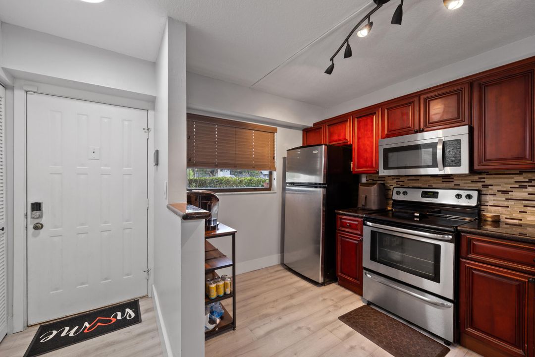 For Sale: $249,999 (2 beds, 2 baths, 985 Square Feet)