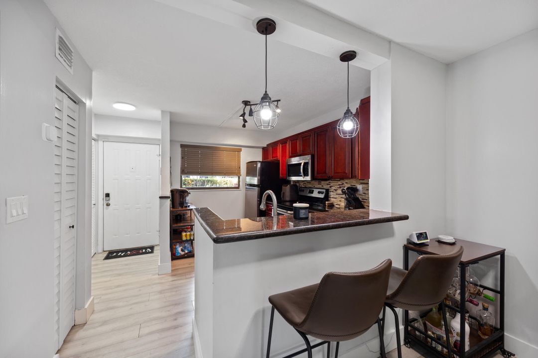 For Sale: $249,999 (2 beds, 2 baths, 985 Square Feet)