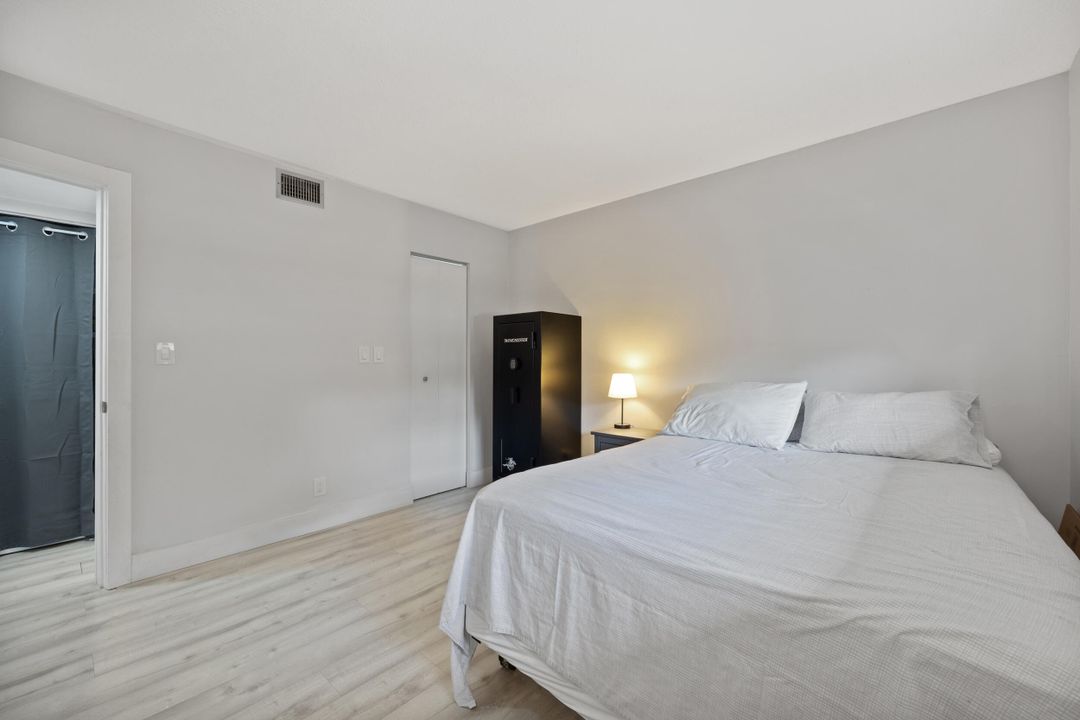 For Sale: $249,999 (2 beds, 2 baths, 985 Square Feet)