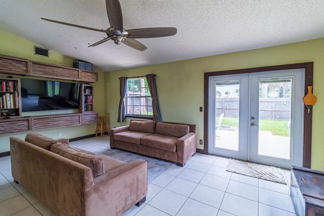 For Sale: $389,900 (2 beds, 1 baths, 912 Square Feet)