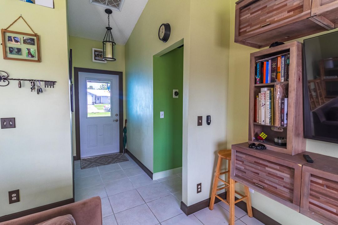 For Sale: $389,900 (2 beds, 1 baths, 912 Square Feet)