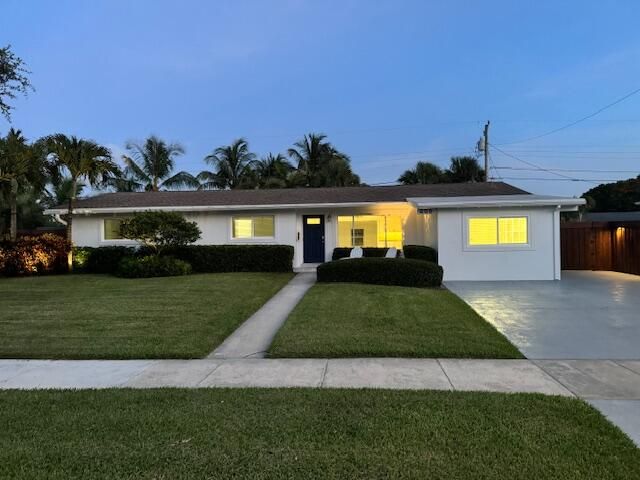 Active With Contract: $799,900 (3 beds, 2 baths, 1820 Square Feet)