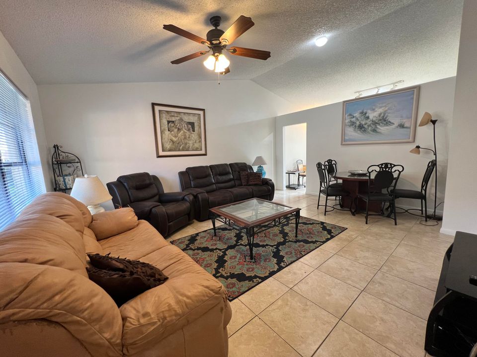 Active With Contract: $2,100 (2 beds, 2 baths, 1120 Square Feet)