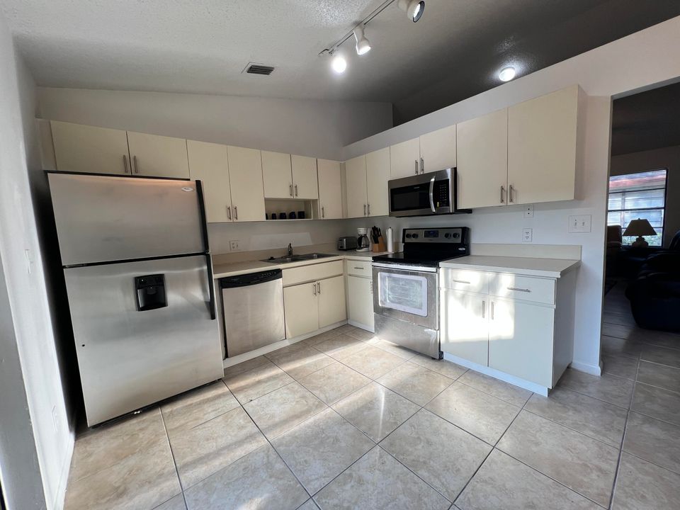 Active With Contract: $2,100 (2 beds, 2 baths, 1120 Square Feet)