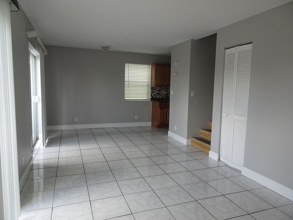 For Sale: $265,000 (2 beds, 2 baths, 1150 Square Feet)