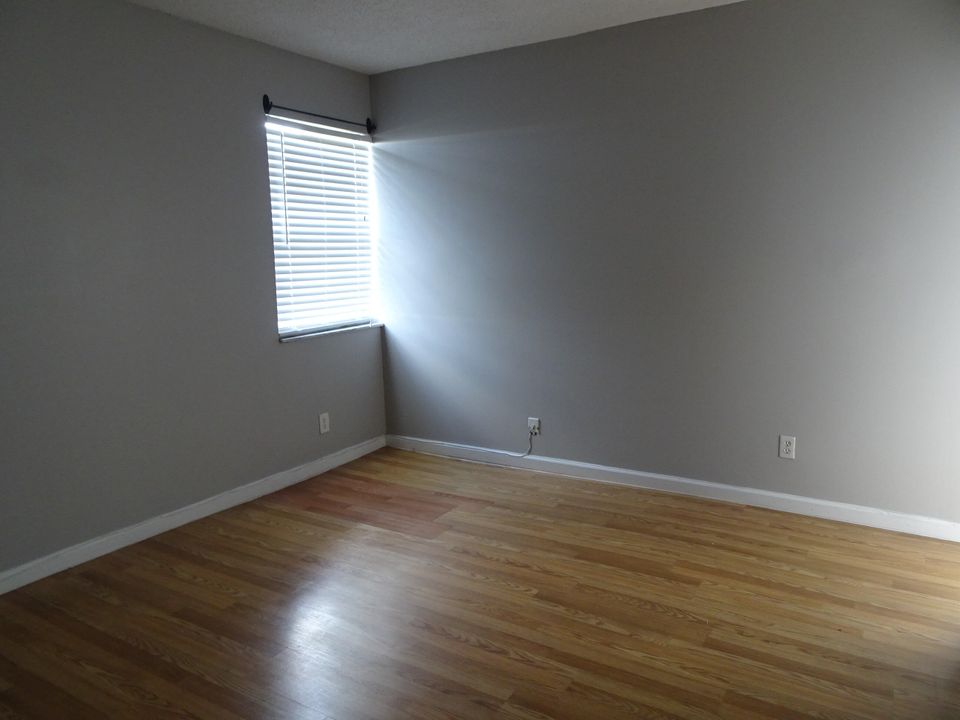 For Sale: $265,000 (2 beds, 2 baths, 1150 Square Feet)