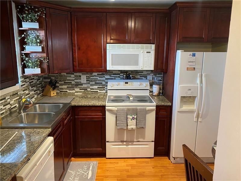 For Rent: $2,100 (2 beds, 2 baths, 980 Square Feet)