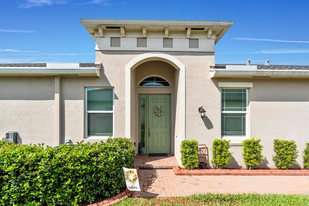 For Sale: $439,999 (2 beds, 2 baths, 1565 Square Feet)