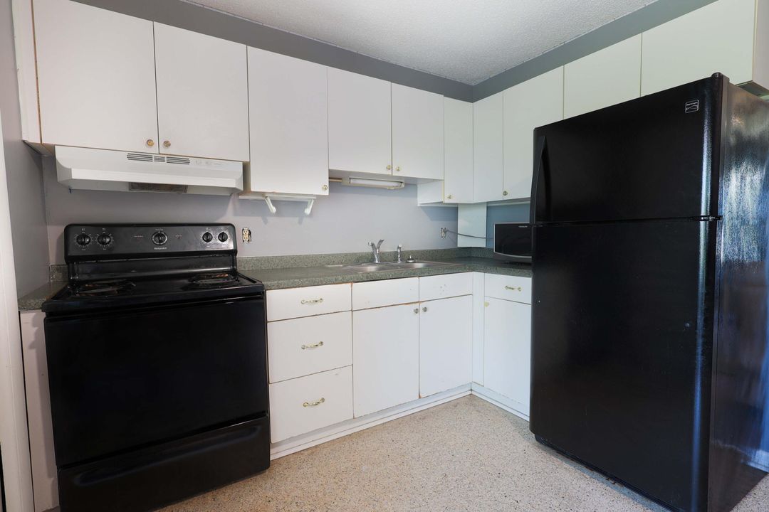 Active With Contract: $215,000 (2 beds, 1 baths, 843 Square Feet)