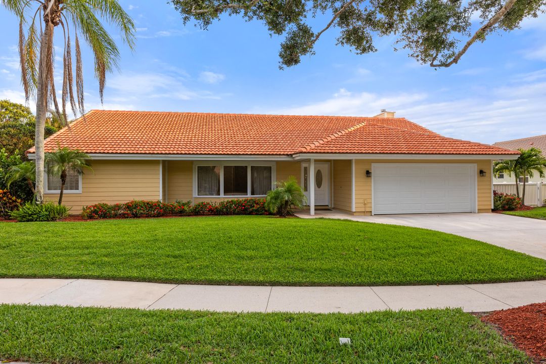 For Sale: $945,000 (3 beds, 2 baths, 2239 Square Feet)