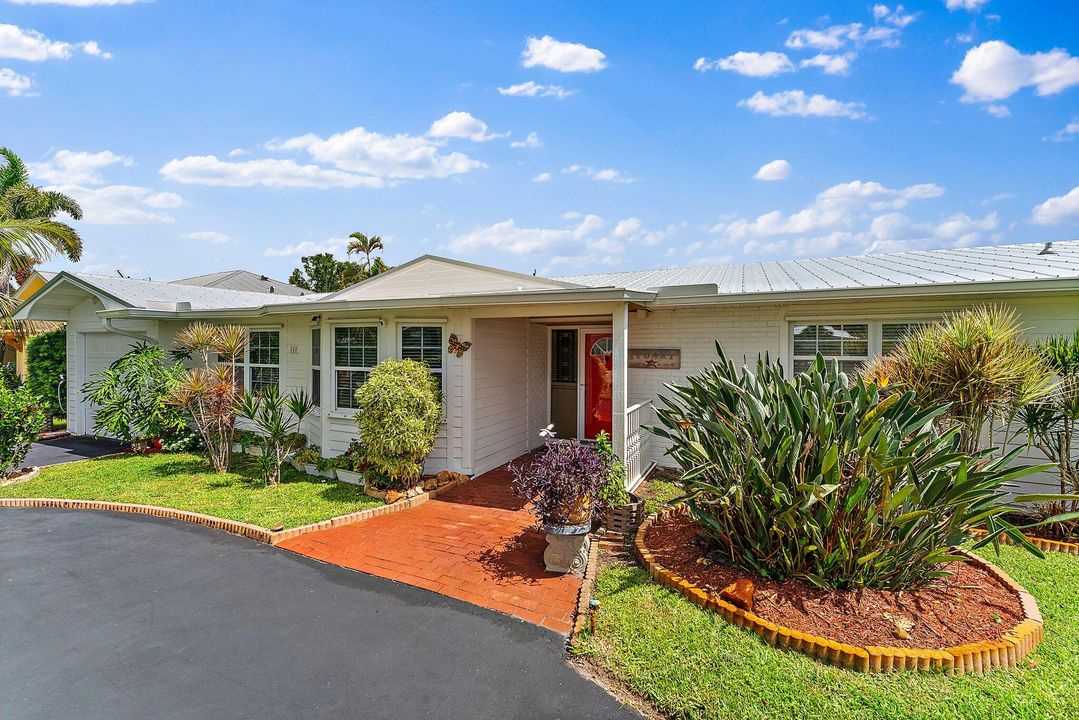 For Sale: $1,195,000 (3 beds, 2 baths, 2111 Square Feet)