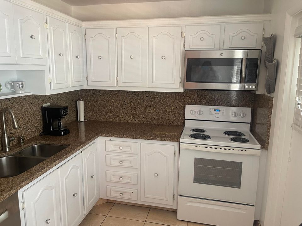 For Sale: $150,000 (2 beds, 2 baths, 1102 Square Feet)