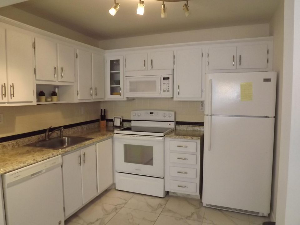 For Sale: $114,900 (1 beds, 1 baths, 760 Square Feet)