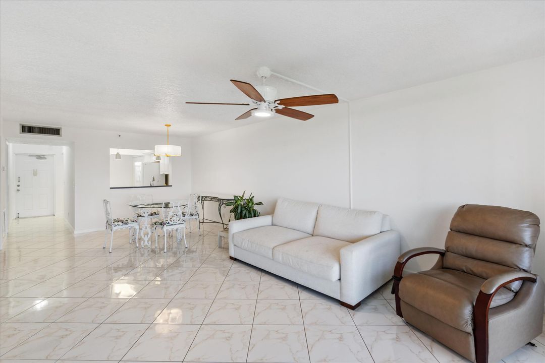 For Sale: $309,000 (2 beds, 2 baths, 1155 Square Feet)