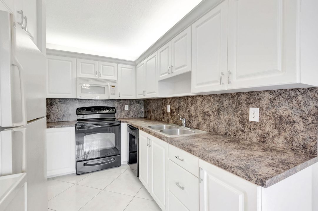 For Sale: $250,000 (2 beds, 2 baths, 1129 Square Feet)