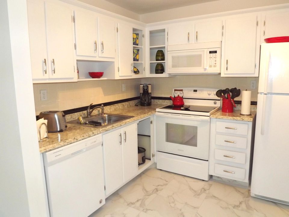 For Sale: $114,900 (1 beds, 1 baths, 760 Square Feet)