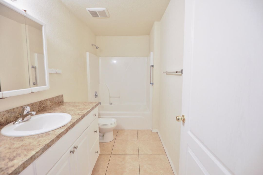 For Sale: $235,000 (2 beds, 2 baths, 988 Square Feet)