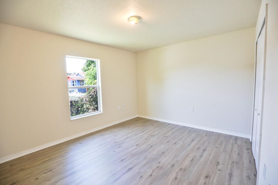 For Sale: $235,000 (2 beds, 2 baths, 988 Square Feet)