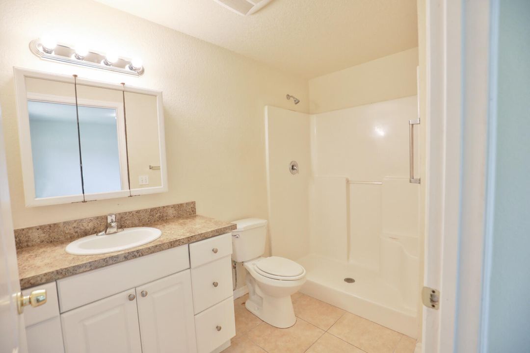 For Sale: $235,000 (2 beds, 2 baths, 988 Square Feet)