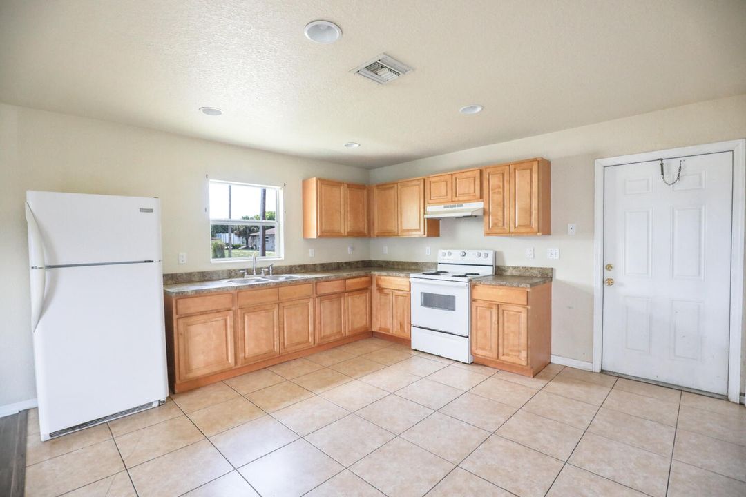 For Sale: $235,000 (2 beds, 2 baths, 988 Square Feet)