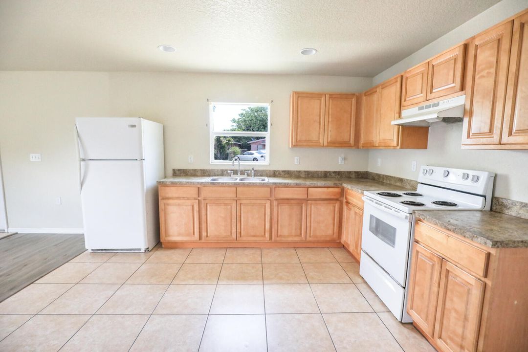 For Sale: $235,000 (2 beds, 2 baths, 988 Square Feet)