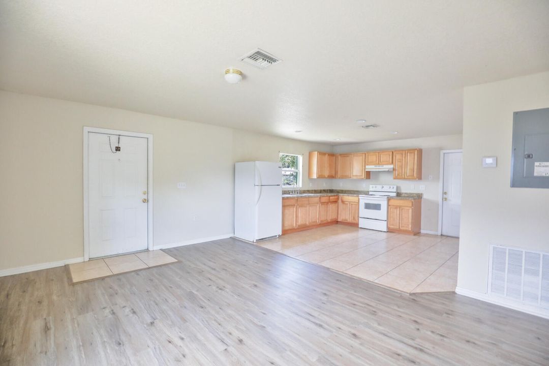 For Sale: $235,000 (2 beds, 2 baths, 988 Square Feet)