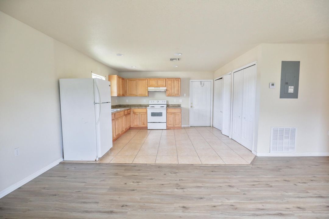 For Sale: $235,000 (2 beds, 2 baths, 988 Square Feet)