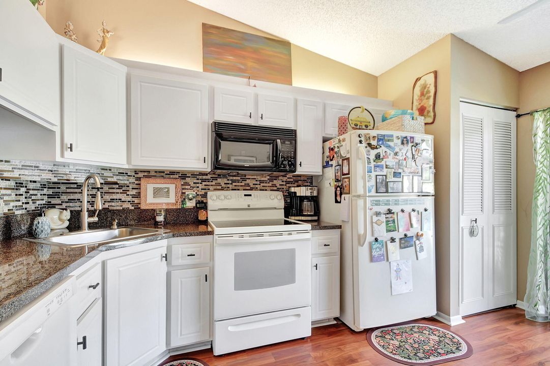 For Sale: $299,900 (2 beds, 2 baths, 1370 Square Feet)