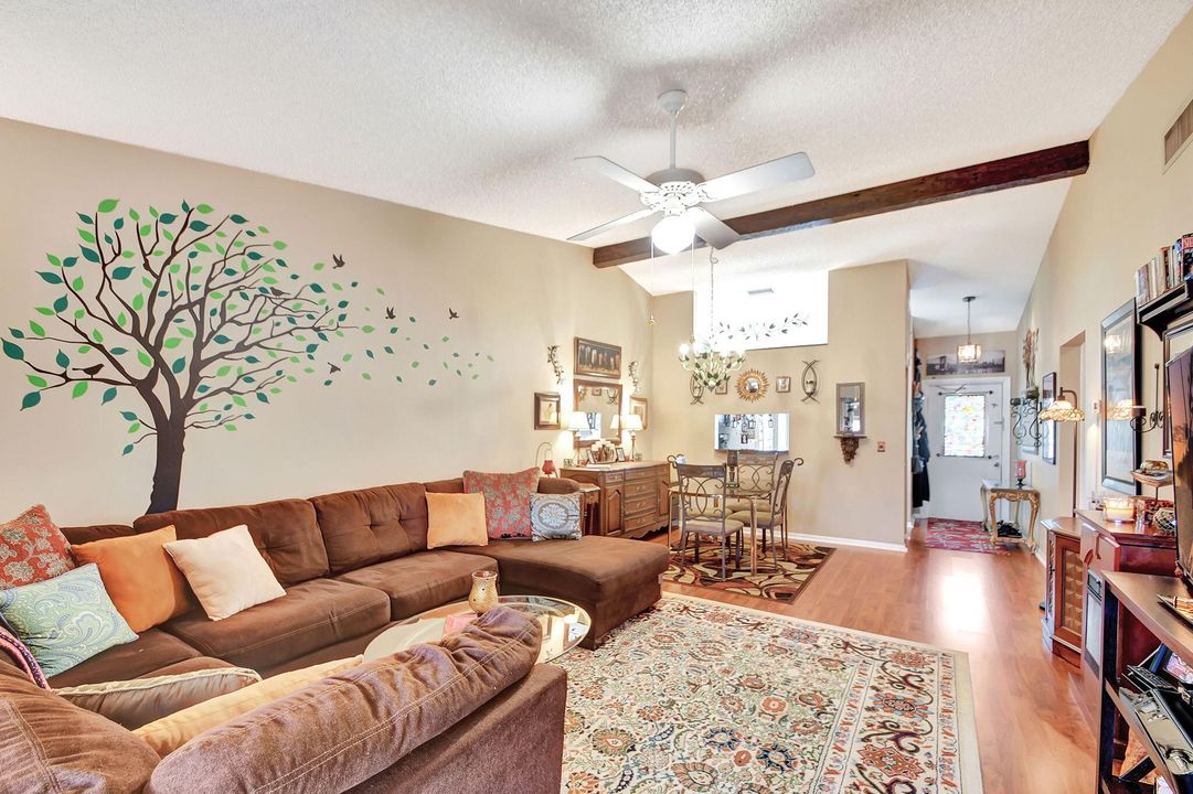 For Sale: $299,900 (2 beds, 2 baths, 1370 Square Feet)