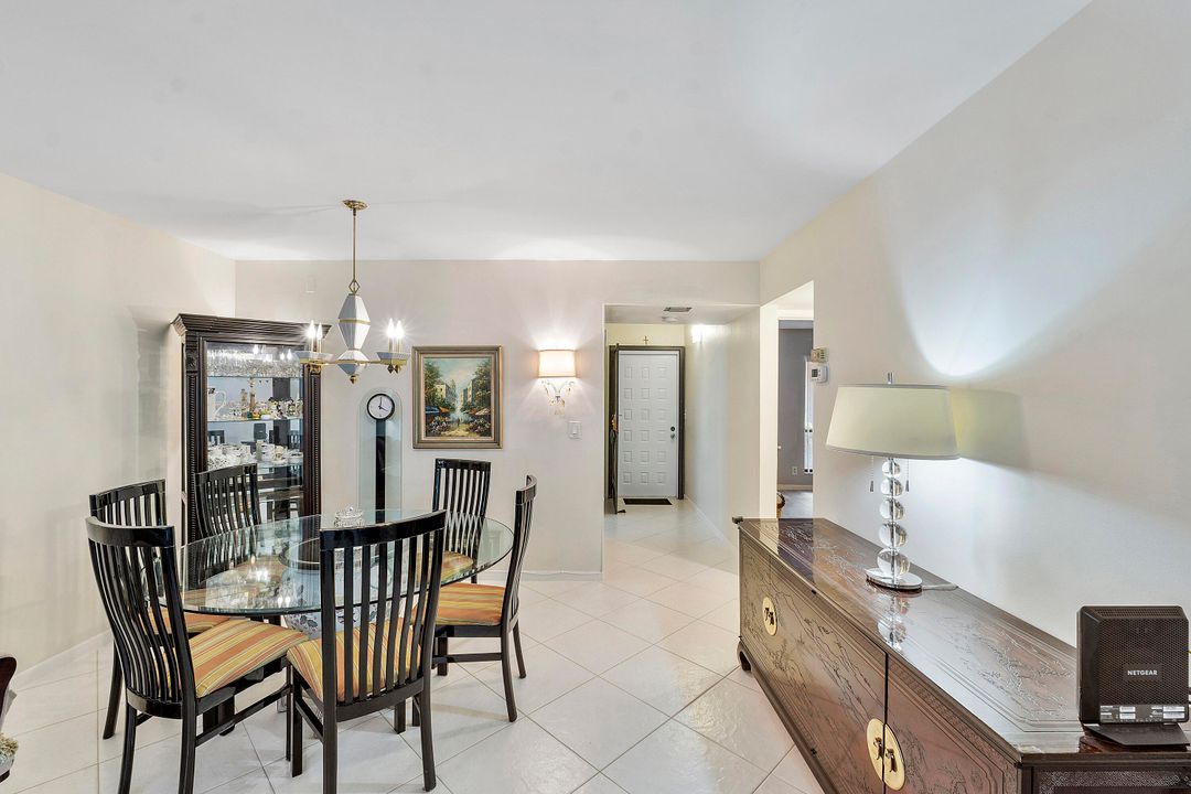 For Sale: $299,000 (2 beds, 2 baths, 995 Square Feet)