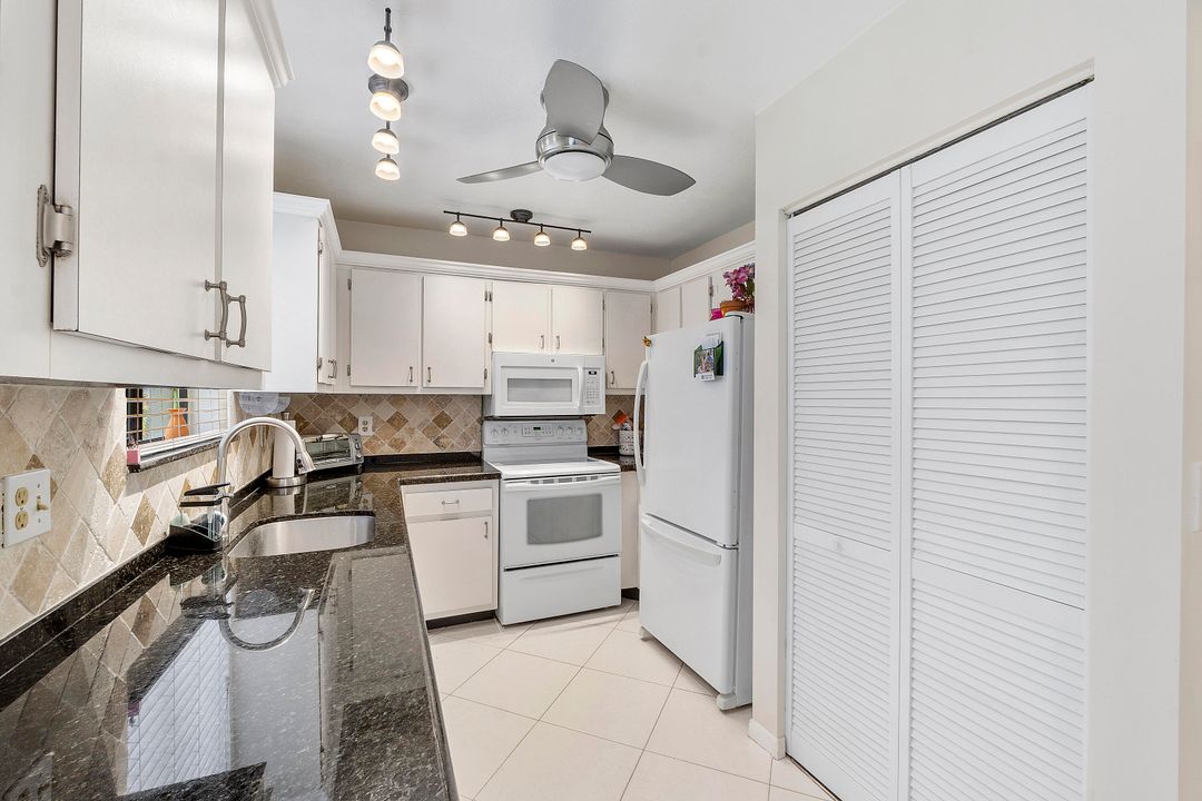For Sale: $299,000 (2 beds, 2 baths, 995 Square Feet)