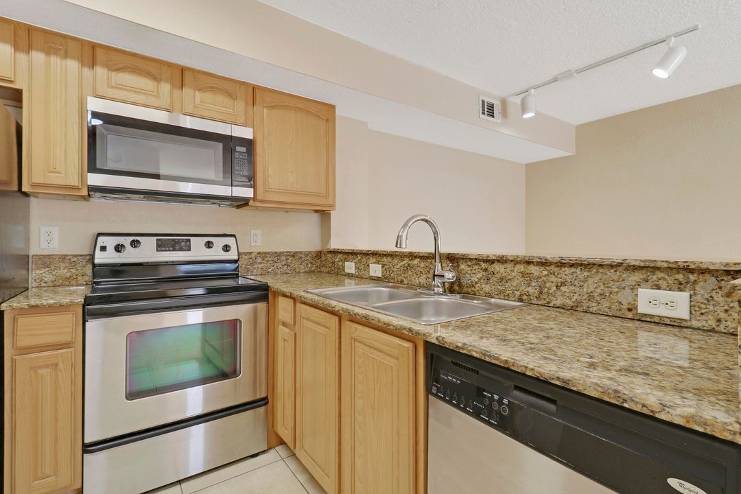 For Sale: $219,900 (2 beds, 2 baths, 1033 Square Feet)