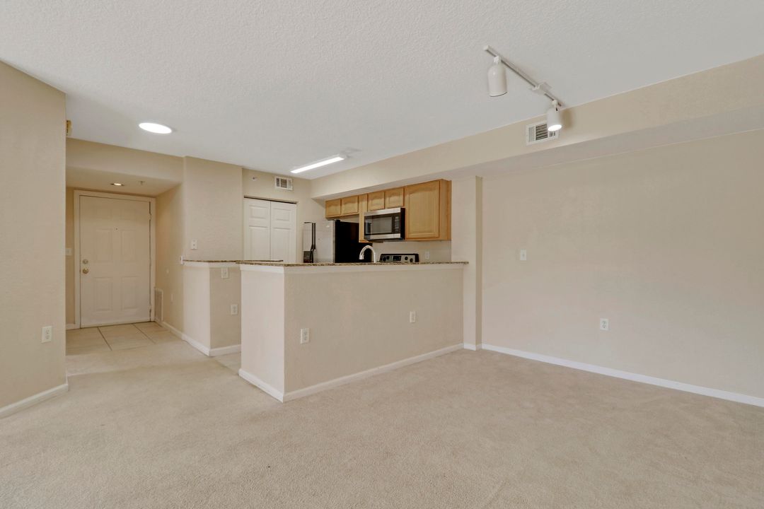 For Sale: $219,900 (2 beds, 2 baths, 1033 Square Feet)