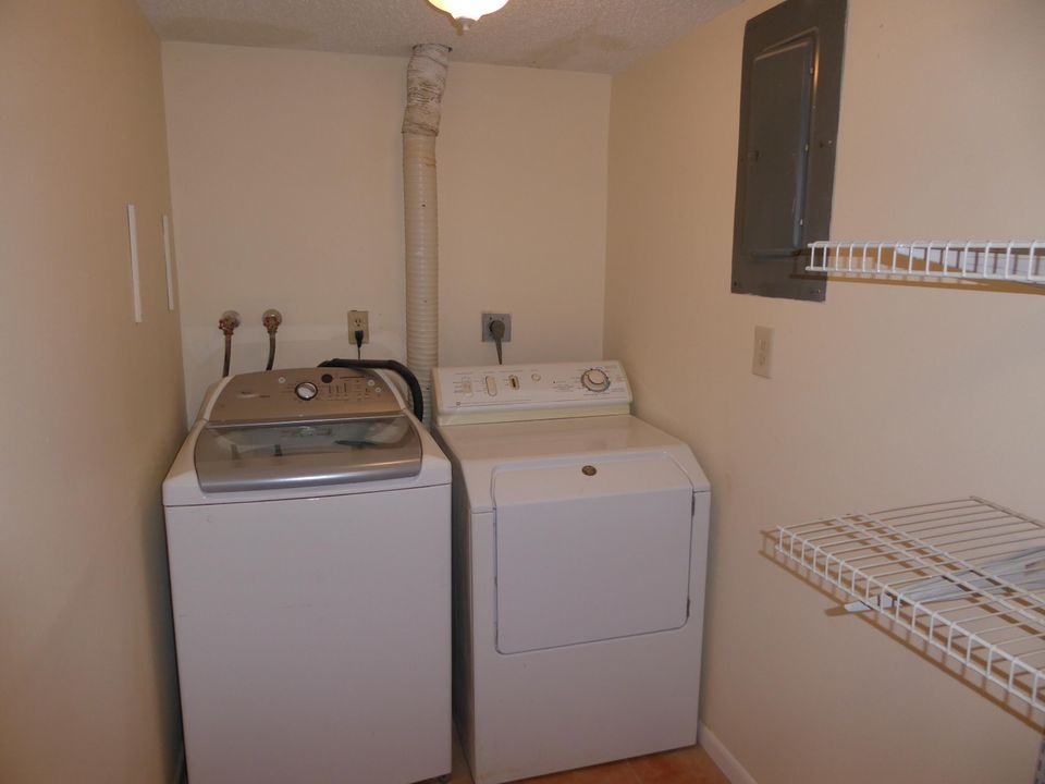 For Sale: $299,900 (2 beds, 2 baths, 1175 Square Feet)
