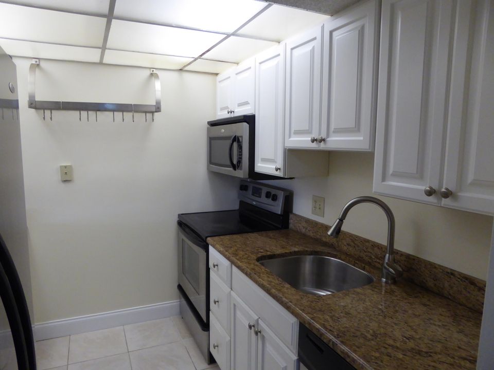 For Sale: $299,900 (2 beds, 2 baths, 1175 Square Feet)