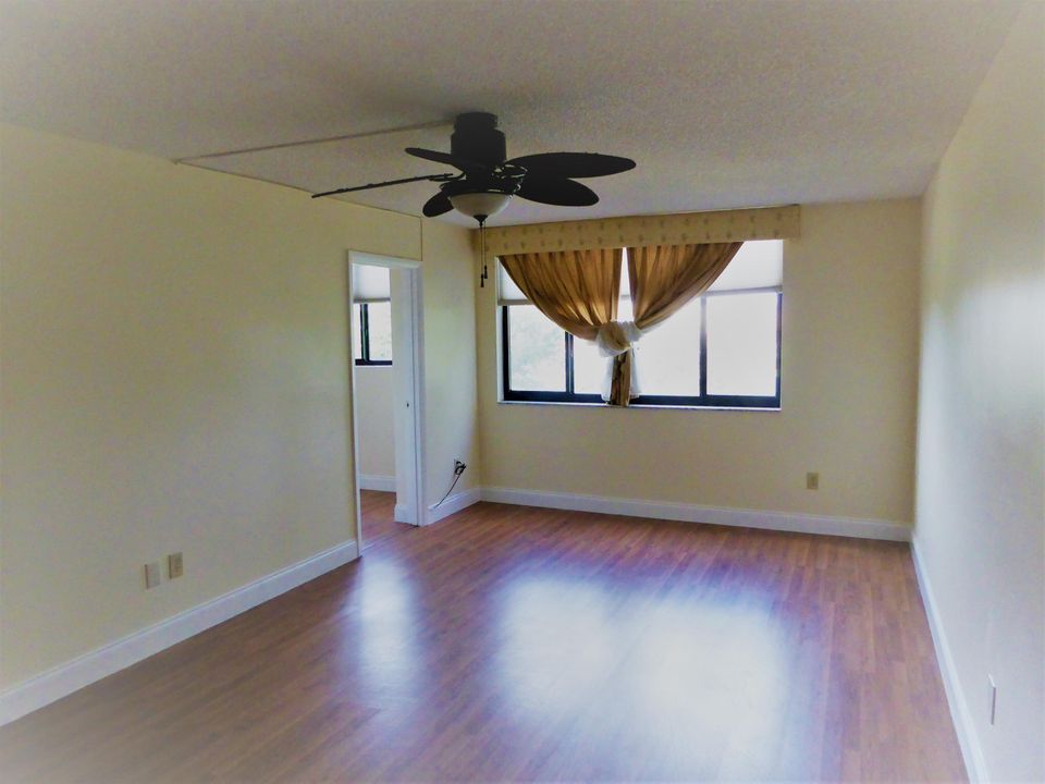 For Sale: $289,900 (2 beds, 2 baths, 1175 Square Feet)