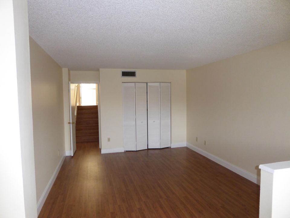 For Sale: $289,900 (2 beds, 2 baths, 1175 Square Feet)