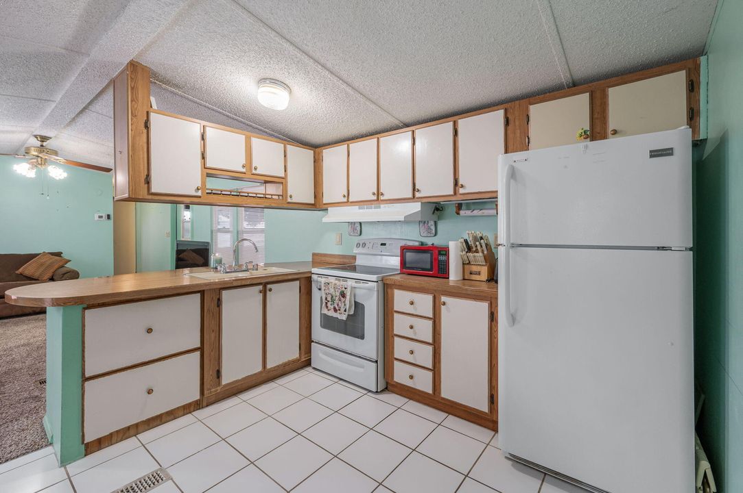 For Sale: $154,900 (2 beds, 2 baths, 924 Square Feet)
