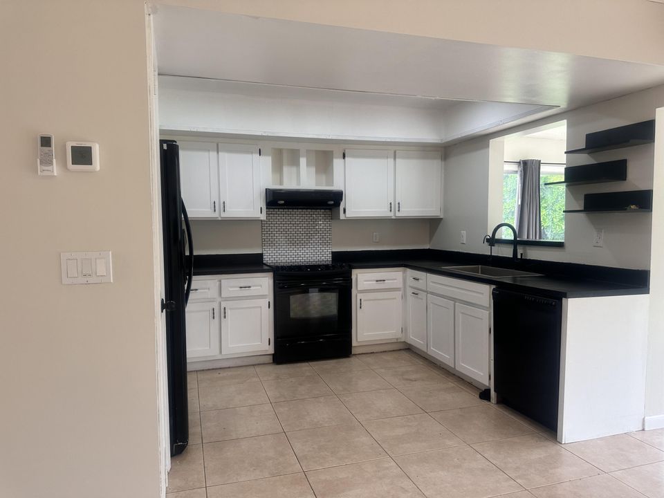 For Rent: $2,700 (3 beds, 2 baths, 1410 Square Feet)