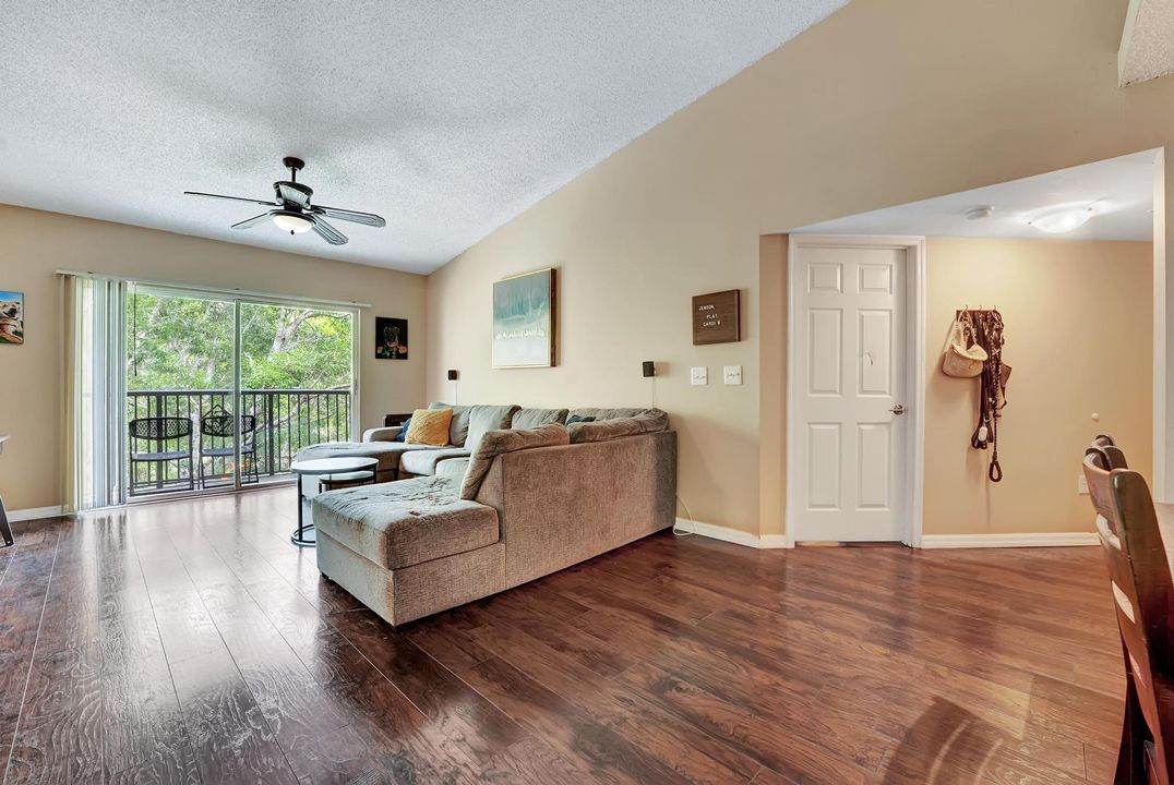 For Sale: $334,500 (3 beds, 2 baths, 1173 Square Feet)