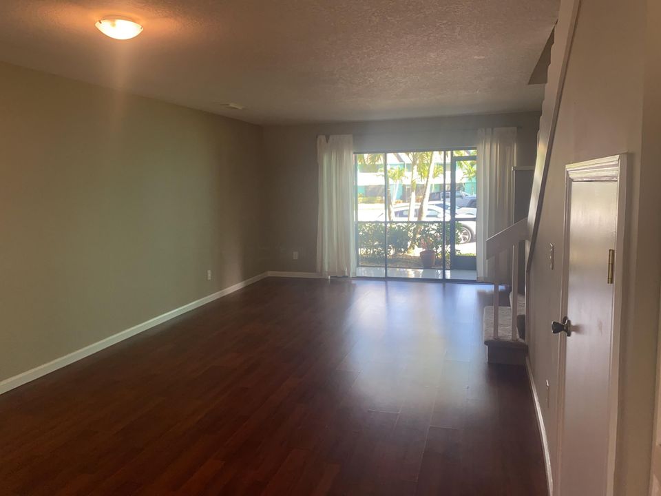 For Rent: $1,900 (2 beds, 2 baths, 1167 Square Feet)