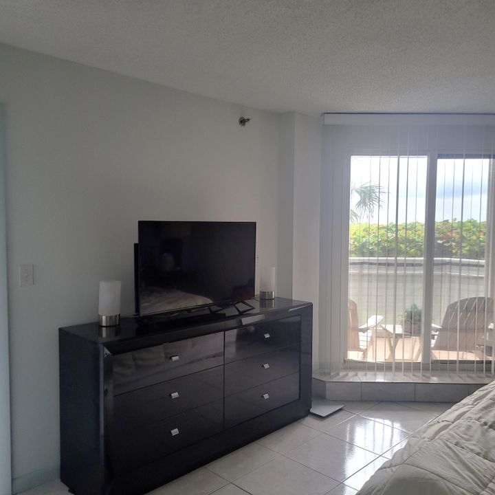 For Sale: $445,500 (2 beds, 2 baths, 1239 Square Feet)